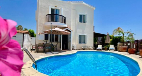 VILLA ALICIA with priv pool, beautiful garden and shady veranda- 5 min to the beach